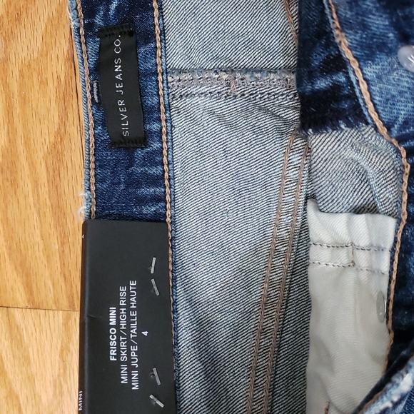 NWT Silver Jeans - Frisco Mini Jean Skirt High Rise Denim size 4 - Picture 6 of 9